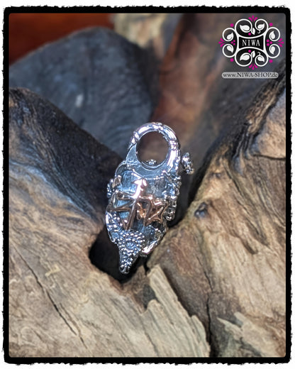 CHINESE PEACE Lock made of 925 sterling silver with rose-colored 18K gold lettering for PEACE on a structured surface, surrounded by densely crafted chrysanthemums, photographed frontally on wooden decoration.