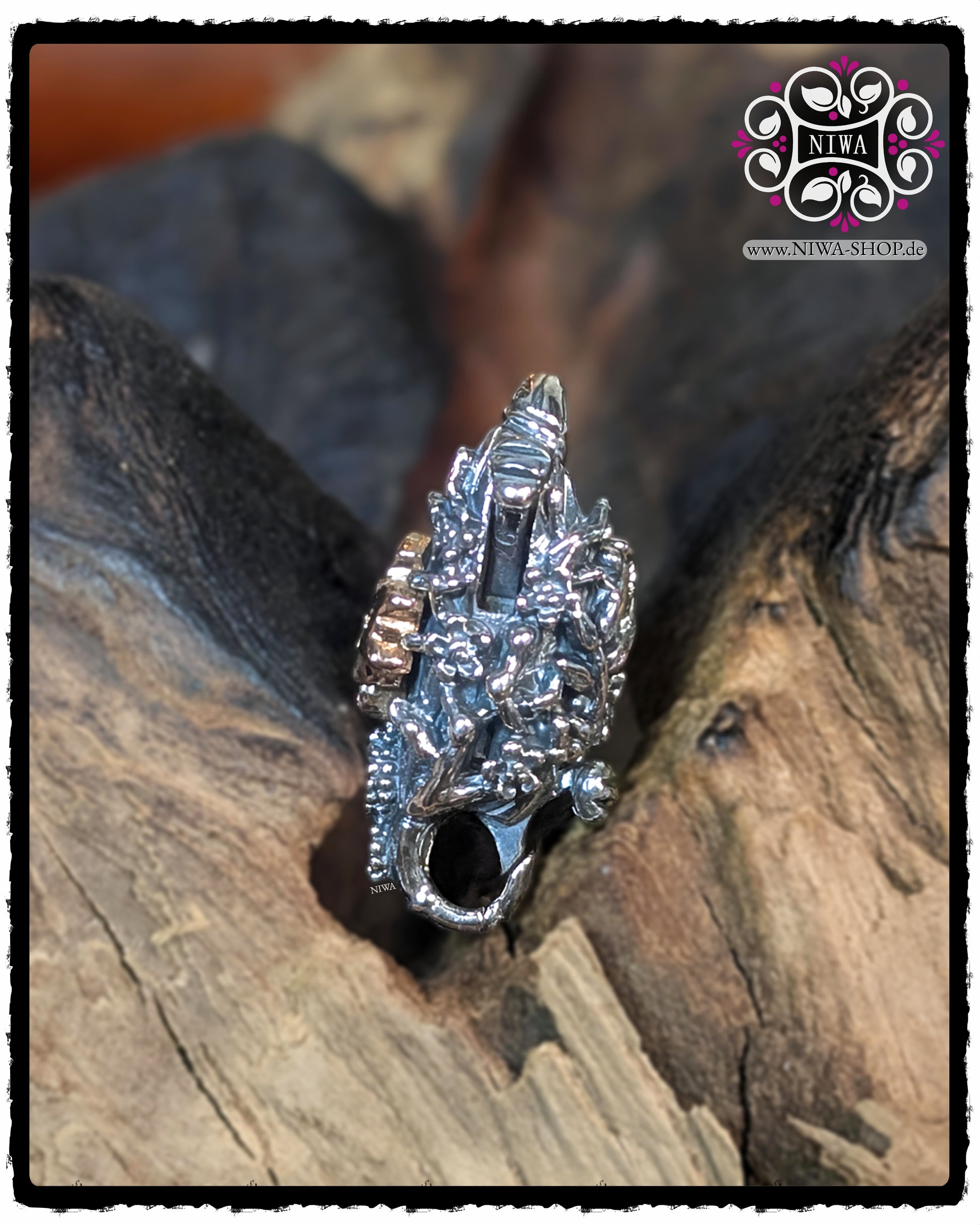 CHINESE PEACE Lock photographed from the side from above, focus on the locking mechanism and the surrounding chrysanthemum structures made of 925 sterling silver with a slightly visible 18K rose gold element, embedded in natural wood.