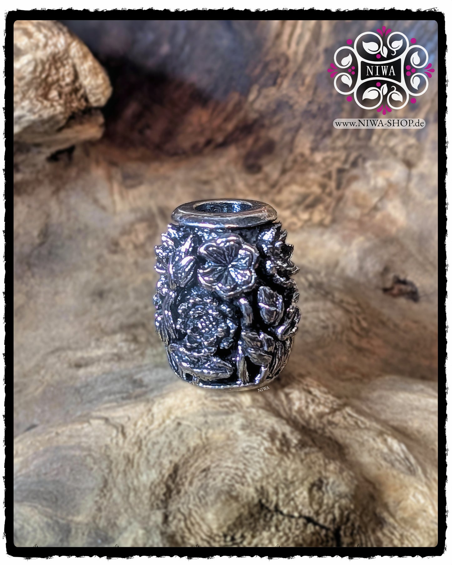 CHINESE DOUBLE HAPPINESS BarrelCharm aus 925 SterlingSilber ohne sichtbares Goldzeichen, Rückansicht mit detailreichem LOTUS-Relief vor Holz-Hintergrund.