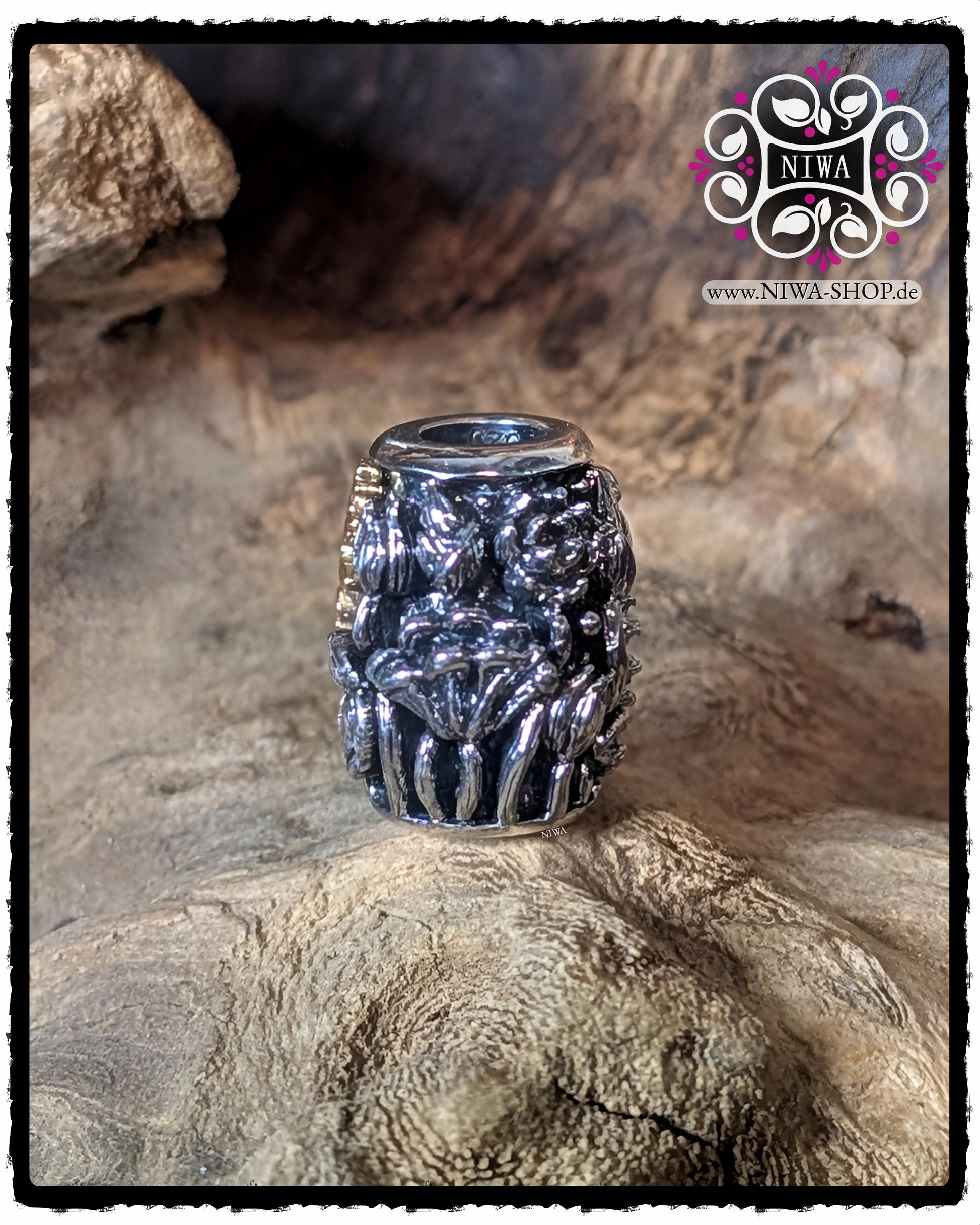 Seitenansicht des CHINESE DOUBLE HAPPINESS BarrelCharms aus 925 SterlingSilber, Fokus auf dicht modellierten LOTUSBLÄTTERN und Blüten vor Holz-Hintergrund.