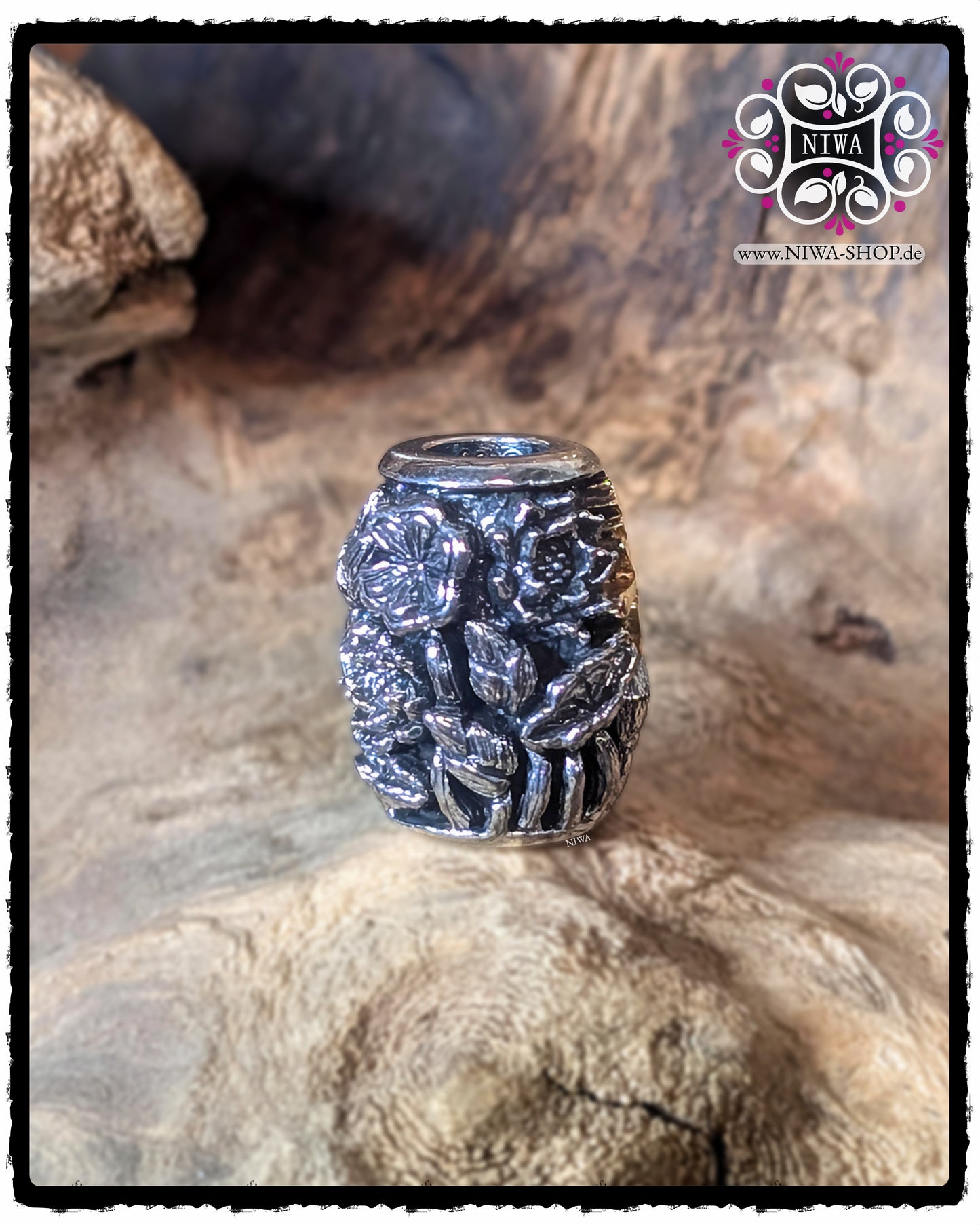 Schrägansicht des CHINESE DOUBLE HAPPINESS BarrelCharms, LOTUS-Relief umlaufend sichtbar, Goldzeichen teilweise seitlich zu erkennen, vor strukturiertem Holz-Hintergrund.