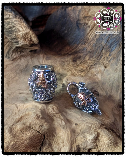 CHINESE LONGEVITY BarrelCharm und passender CHINESE LONGEVITY Lock nebeneinander, beide in TwoTone mit Schriftzeichen aus massivem 18K RoséGold, 925 SterlingSilber, florales PEONY Relief, ASIA Collection MAMA MALA by NIWA