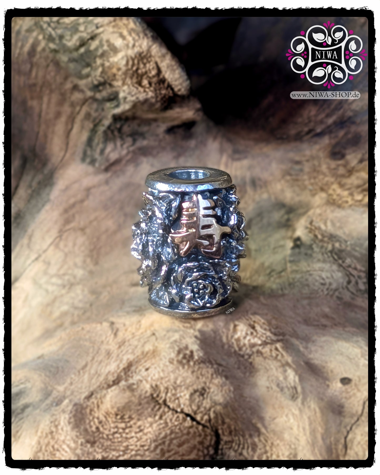 CHINESE LONGEVITY BarrelCharm MAMA MALA 925 SterlingSilber mit Schriftzeichen aus massivem 18K RoséGold, Frontansicht, PEONY Relief, detailreiche florale Struktur