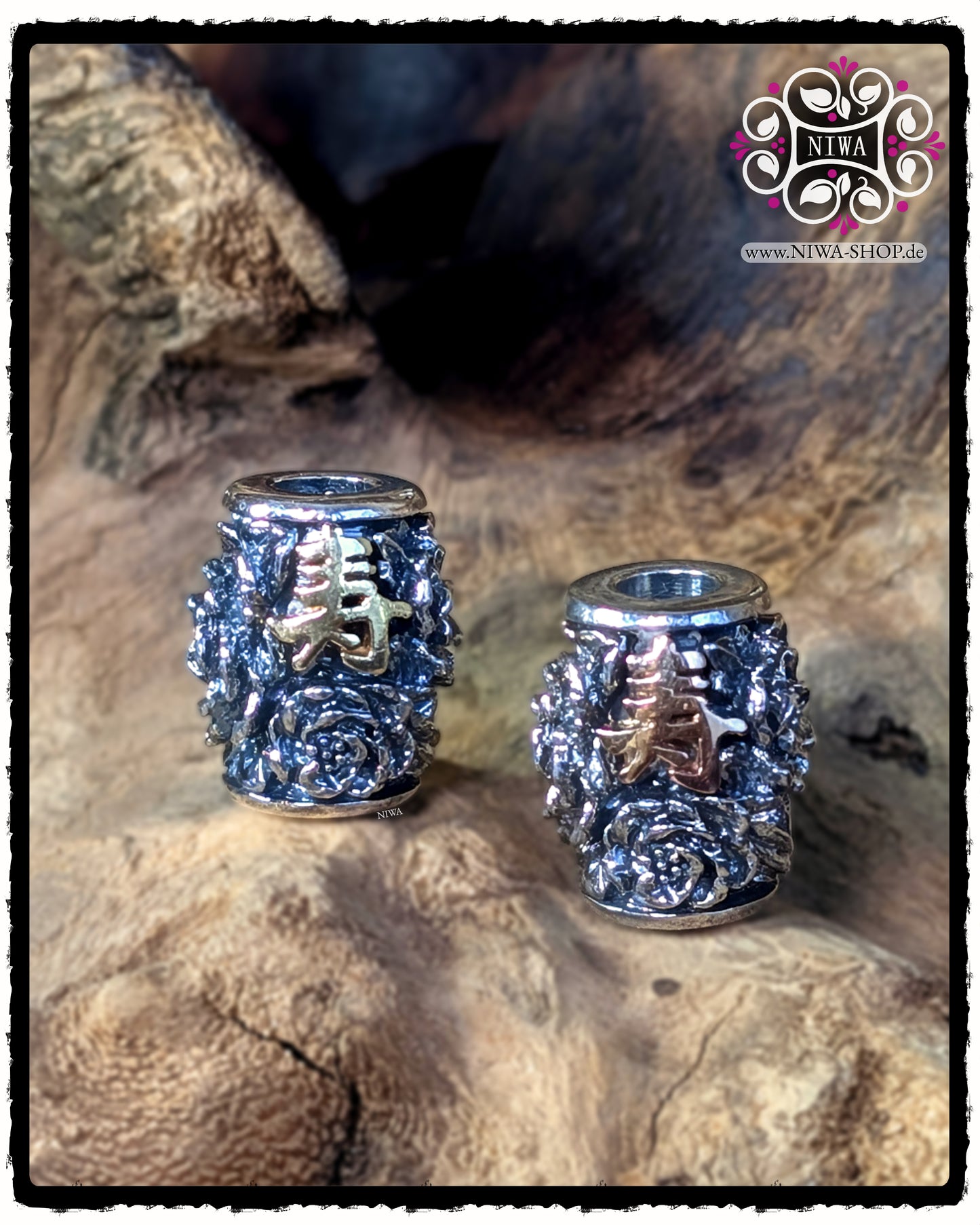 CHINESE LONGEVITY BarrelCharm Vergleich der Varianten mit Schriftzeichen aus 18K RoséGold und 18K GelbGold, Frontansicht nebeneinander.