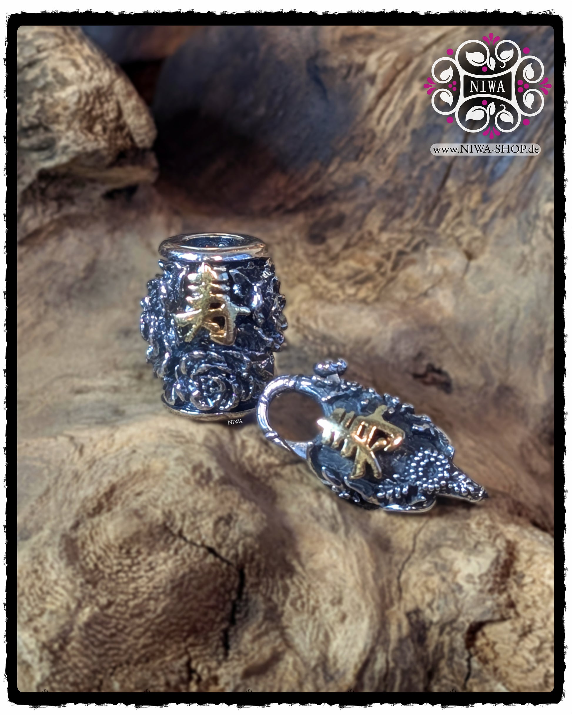 CHINESE LONGEVITY BarrelCharm und passender CHINESE LONGEVITY Lock nebeneinander, beide in TwoTone mit Schriftzeichen aus massivem 18K GelbGold, 925 SterlingSilber, florales PEONY Relief, ASIA Collection MAMA MALA by NIWA