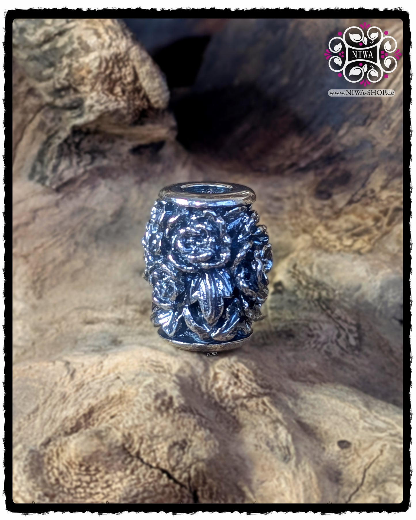 CHINESE LONGEVITY BarrelCharm Rückansicht aus 925 SterlingSilber, umlaufendes florales PEONY Relief, tiefe Strukturen und oxidierte Vertiefungen