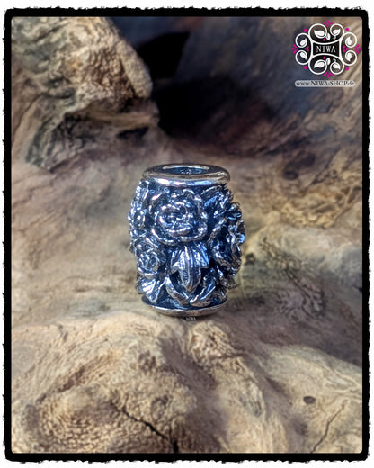 CHINESE LONGEVITY BarrelCharm Rückansicht aus 925 SterlingSilber, umlaufendes florales PEONY Relief, tiefe Strukturen und oxidierte Vertiefungen