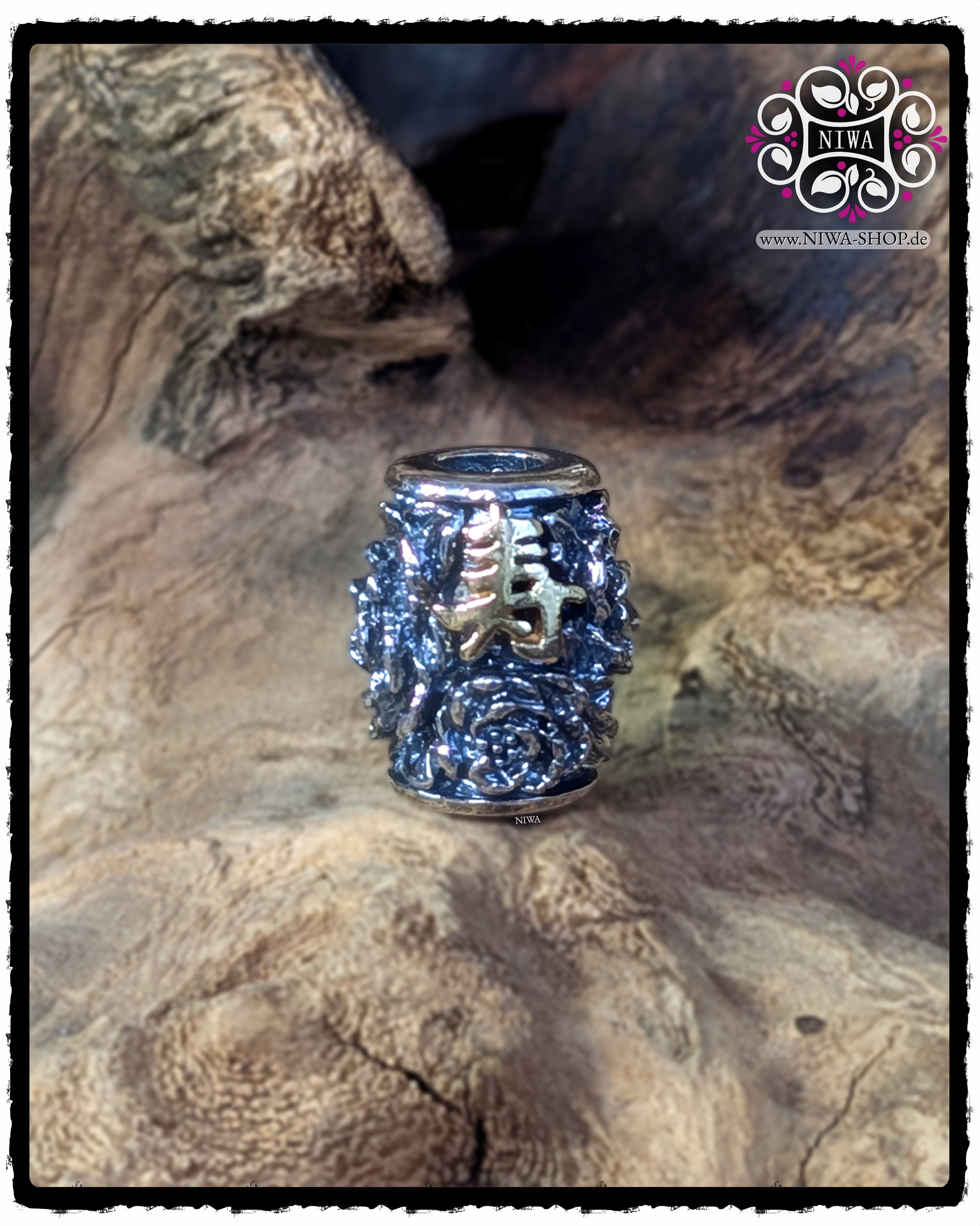 CHINESE LONGEVITY BarrelCharm MAMA MALA 925 SterlingSilber mit Schriftzeichen aus massivem 18K GelbGold, Frontansicht, PEONY Relief, plastisch ausgearbeitete Blüten