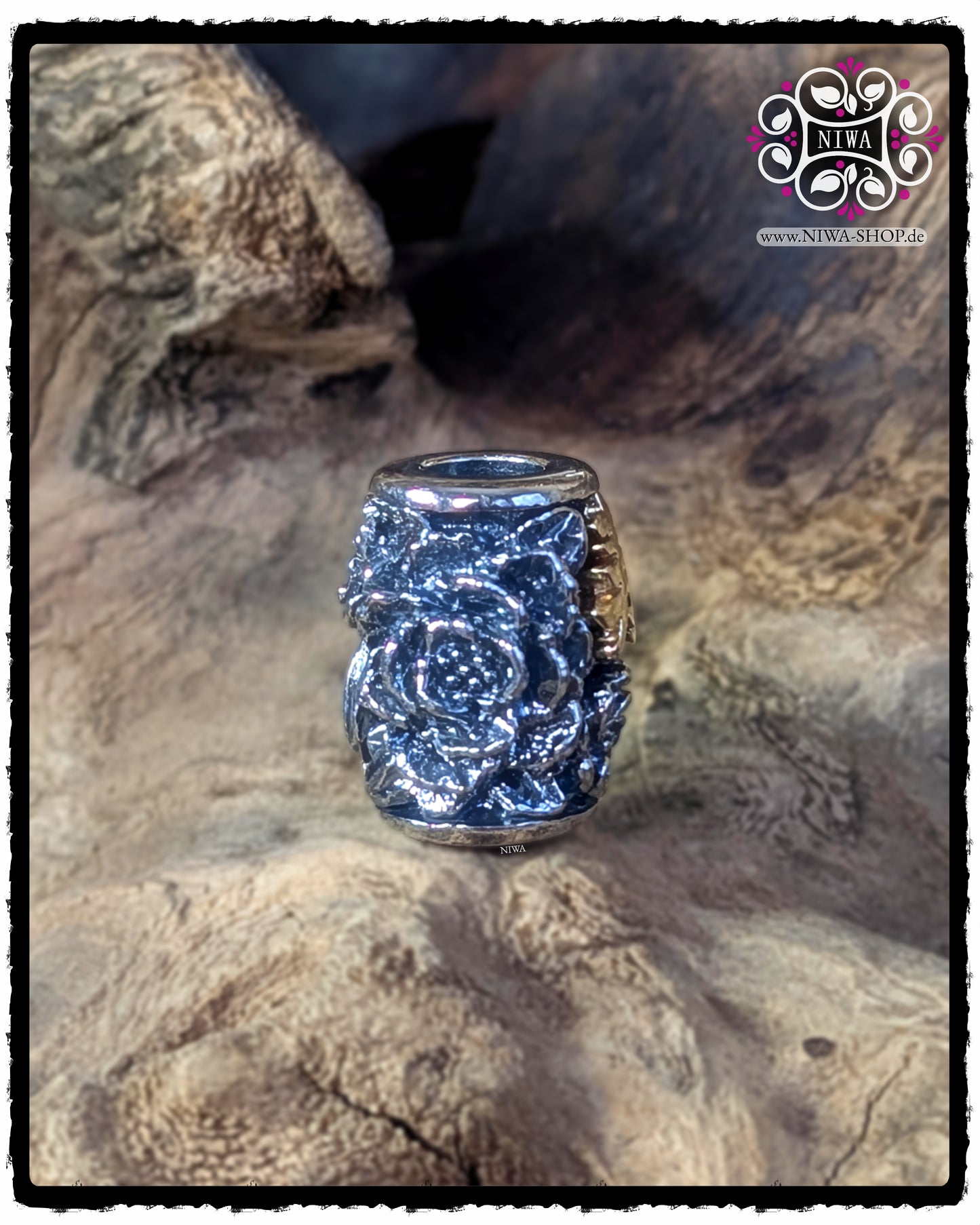 CHINESE LONGEVITY BarrelCharm Seitenansicht aus 925 SterlingSilber, plastisches Blumenrelief mit verzweigten Blütenelementen.