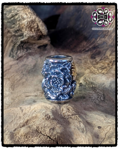 CHINESE LONGEVITY BarrelCharm Seitenansicht aus 925 SterlingSilber, plastisches Blumenrelief mit verzweigten Blütenelementen.