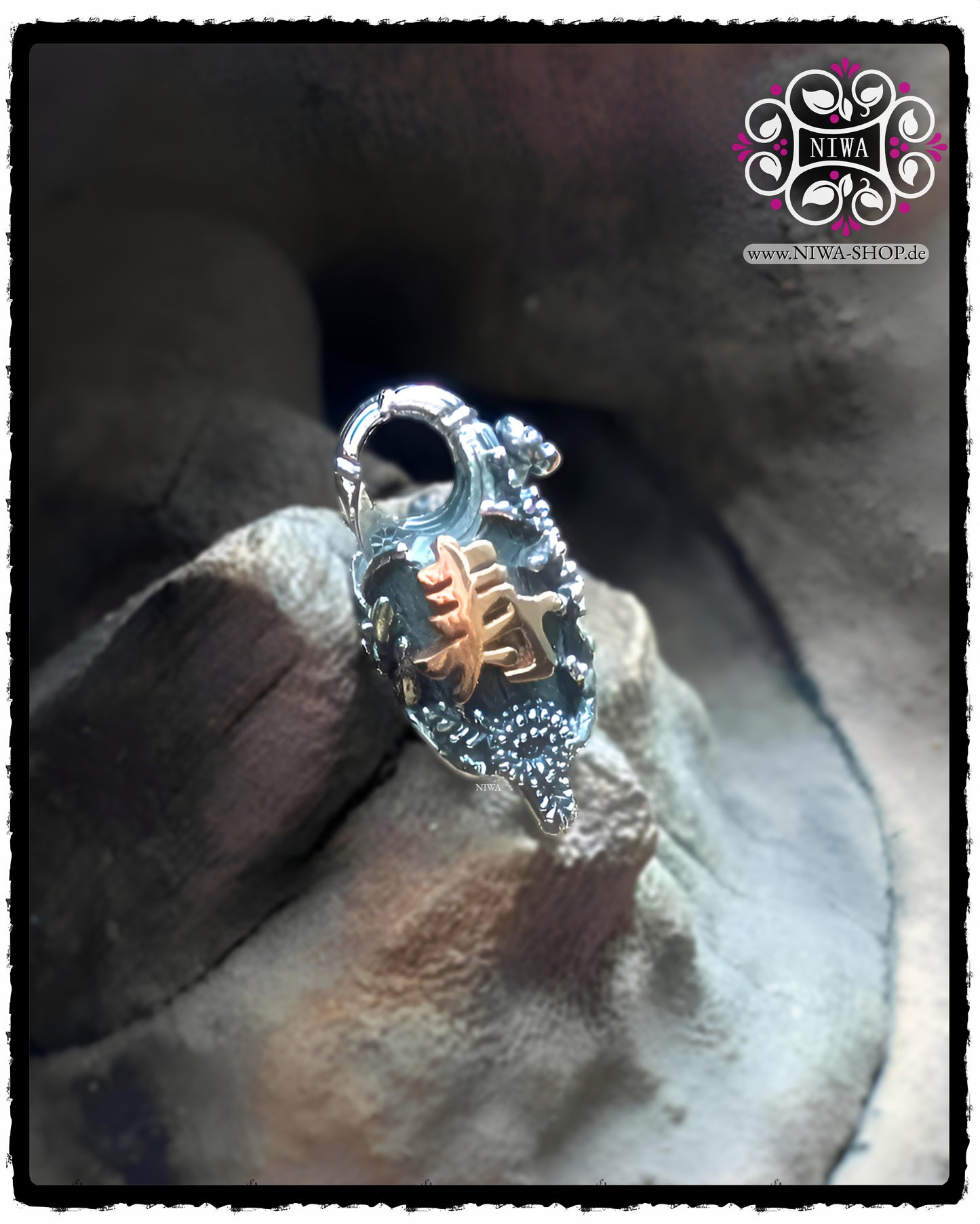 CHINESE LONGEVITY Lock, 925 STERLINGSILBER, 18K ROSÉGOLD Schriftzeichen als fest integriertes Echtgold-Element, florales Relief mit SAKURA, ORCHIDEEN, BAMBUS, CHRYSANTHEME, LOTUS und PEONY, Vorderansicht auf Holz, kompatibel mit gängigen Bead Armbändern.