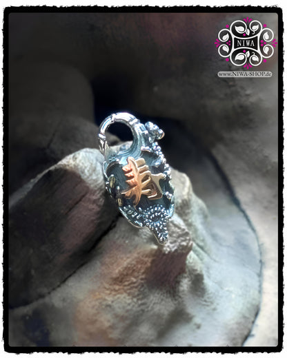 CHINESE LONGEVITY Lock, 925 STERLINGSILBER, 18K ROSÉGOLD Schriftzeichen als fest integriertes Echtgold-Element, florales Relief mit SAKURA, ORCHIDEEN, BAMBUS, CHRYSANTHEME, LOTUS und PEONY, Vorderansicht auf Holz, kompatibel mit gängigen Bead Armbändern.