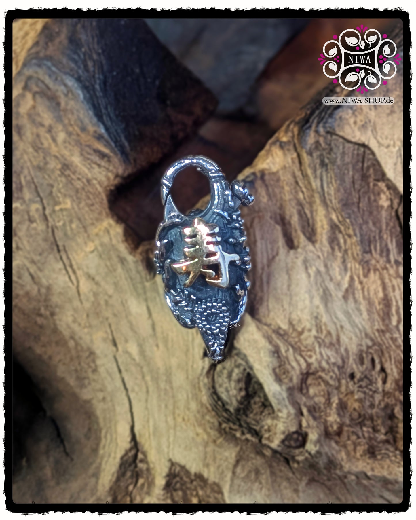 CHINESE LONGEVITY Lock, 925 STERLINGSILBER, 18K GELBGOLD Schriftzeichen als fest integriertes Echtgold-Element, florales Relief mit SAKURA, ORCHIDEEN, BAMBUS, CHRYSANTHEME, LOTUS und PEONY, Vorderansicht auf Holz, kompatibel mit gängigen Bead Armbändern.