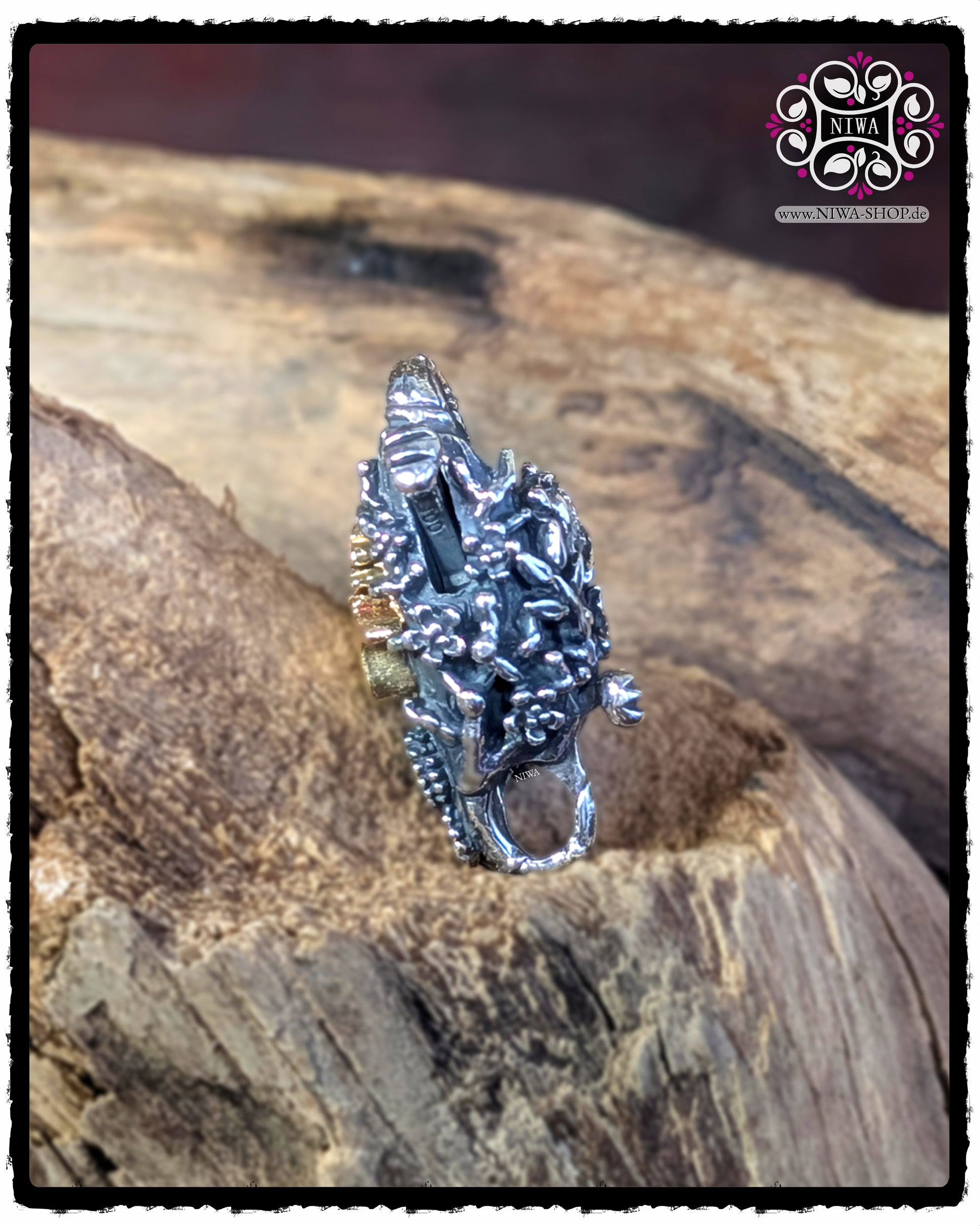 CHINESE LONGEVITY Lock, Seitenansicht, 925 STERLINGSILBER mit sichtbarer Lock-Mechanik, umlaufendes Relief aus SAKURA, ORCHIDEEN, BAMBUS, CHRYSANTHEME, LOTUS und PEONY, Echtgold-Schriftzeichen fest integriert, keine Vergoldung.