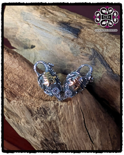 CHINESE LONGEVITY Lock, MAMA MALA, CHINESE Serie, ASIA COLLECTION, TwoTone 925 STERLINGSILBER mit integriertem 18K GELBGOLD und 18K ROSÉGOLD Schriftzeichen, Relief vereint SAKURA, ORCHIDEEN, BAMBUS, CHRYSANTHEME, LOTUS und PEONY, zwei Locks auf Holz.