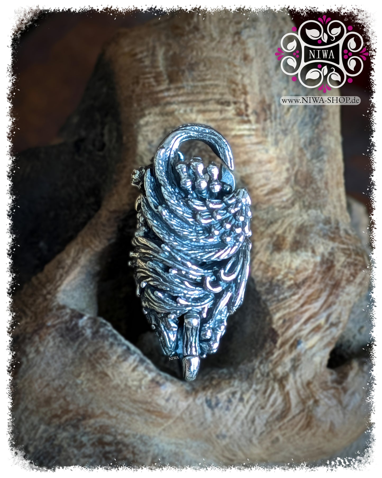 5FORCE PHOENIX Lock MAMA MALA, Rückseite und Verschlussmechanik, 925 SterlingSilber Relief mit Federdetails, violetter AMETHYST Cabochon seitlich sichtbar, Makroaufnahme