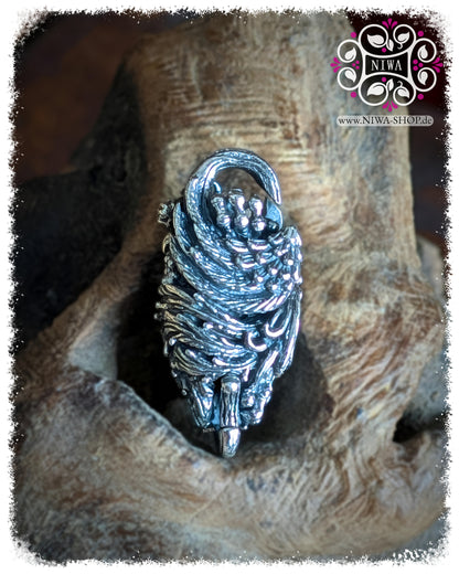 5FORCE PHOENIX Lock MAMA MALA, Rückseite und Verschlussmechanik, 925 SterlingSilber Relief mit Federdetails, violetter AMETHYST Cabochon seitlich sichtbar, Makroaufnahme