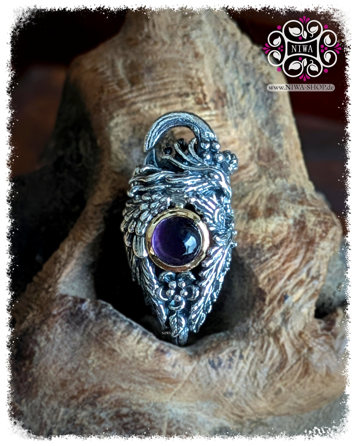 5FORCE PHOENIX Lock MAMA MALA, 925 SterlingSilber TwoTone mit 18K GelbGold Echtgold-Fassung, violetter AMETHYST Cabochon, Frontansicht auf Holzstruktur