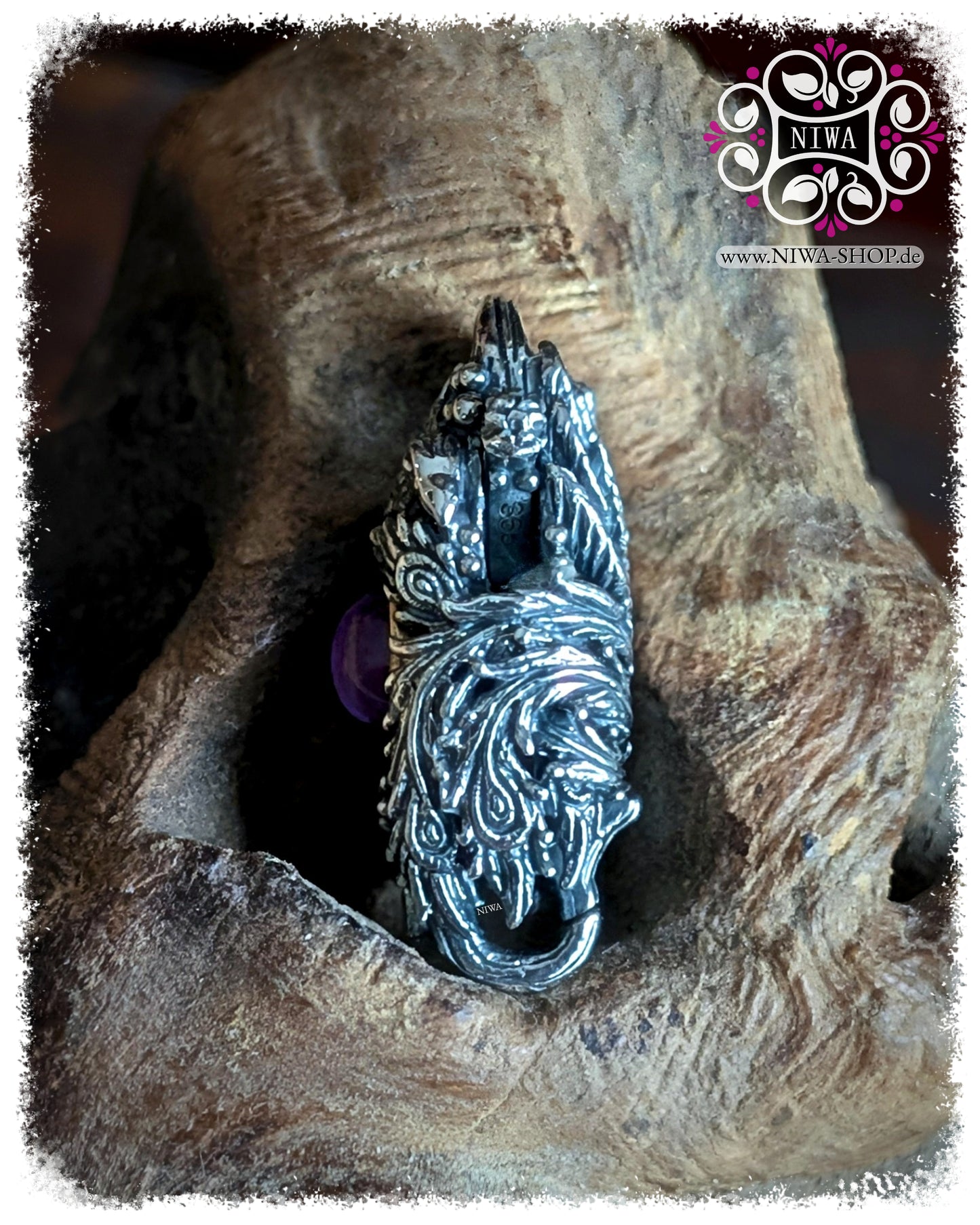 5FORCE PHOENIX Lock MAMA MALA, Seitenansicht, plastisches Federrelief in 925 SterlingSilber, 18K GelbGold Fassung, violetter AMETHYST Cabochon, Nahaufnahme