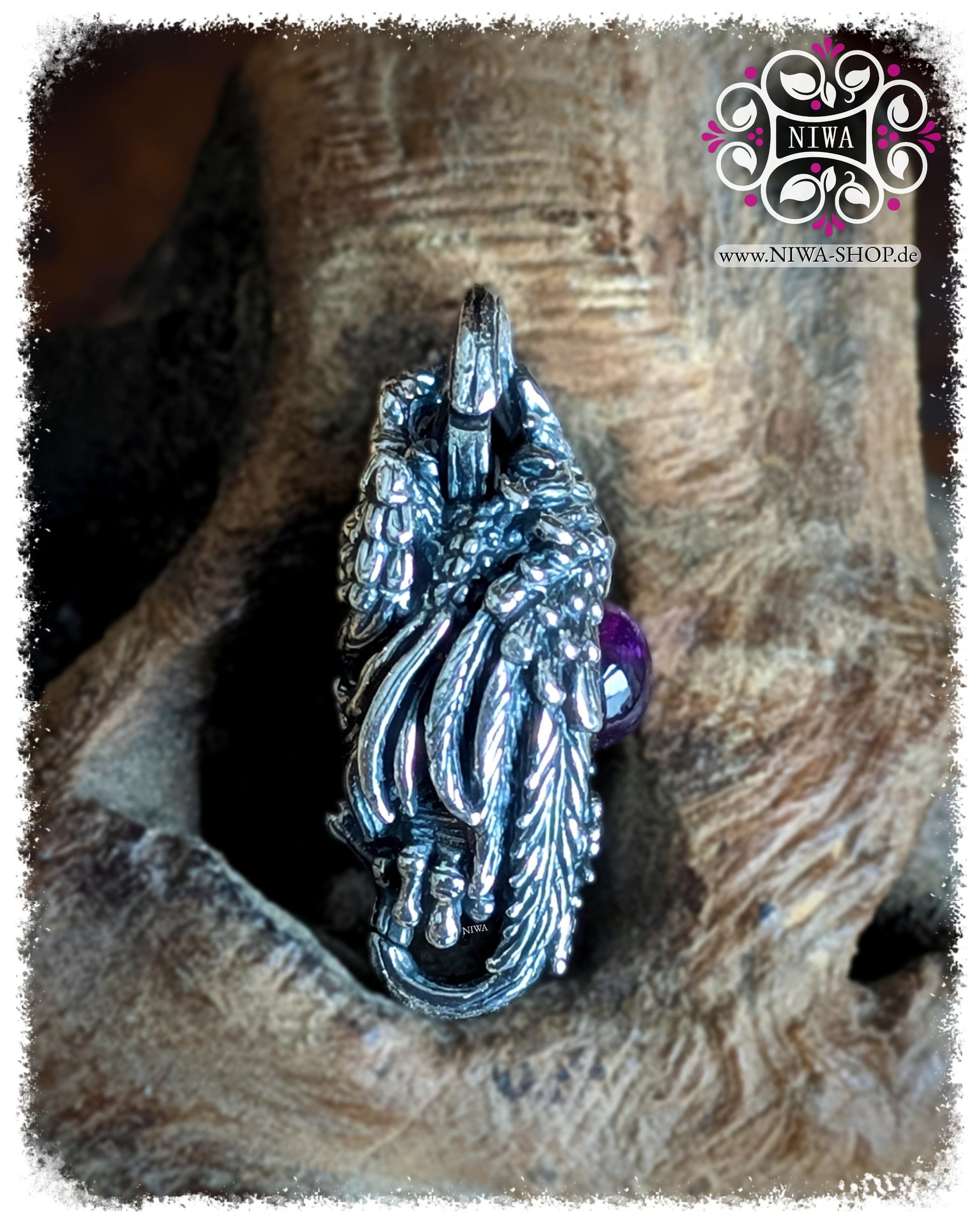 5FORCE PHOENIX Lock MAMA MALA, schräge Seitenperspektive, 925 SterlingSilber TwoTone, 18K GelbGold Echtgold-Fassung, violetter AMETHYST Cabochon, Detailfoto auf Holzstruktur