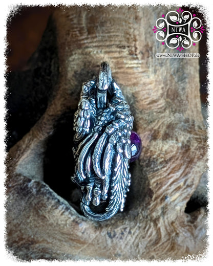 5FORCE PHOENIX Lock MAMA MALA, schräge Seitenperspektive, 925 SterlingSilber TwoTone, 18K GelbGold Echtgold-Fassung, violetter AMETHYST Cabochon, Detailfoto auf Holzstruktur