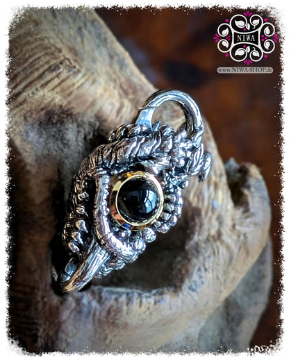 5FORCE TIGER Lock, BLACK SPINEL Cabochon im 18K GelbGold Ring, 925 STERLINGSILBER, Hauptansicht auf Holz, MAMA MALA by NIWA