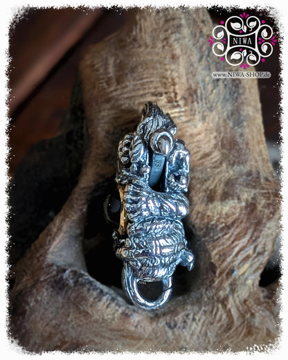 5FORCE TIGER Lock, Seitenansicht mit Verschlussbügel, BLACK SPINEL Cabochon im 18K GelbGold Ring, 925 STERLINGSILBER, MAMA MALA by NIWA