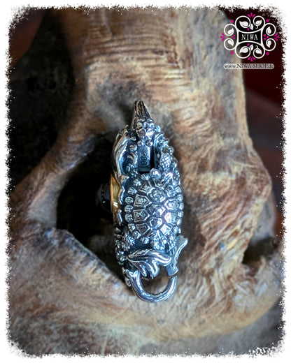 5FORCE TURTLE Lock Seitenansicht, strukturierter Schildkrötenpanzer in 925 STERLINGSILBER, 18K GELBGOLD Fassung, BLACK SPINEL CABOCHON