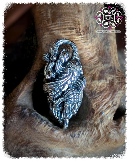 5FORCE KOI Lock Rückansicht, 925 STERLINGSILBER, detailreiches KOI Relief, Verschlussbügel sichtbar, 18K GELBGOLD Echtgold Fassung integriert