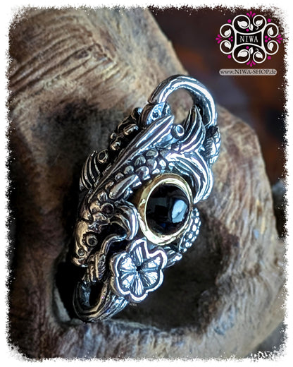 5FORCE KOI Lock Hauptansicht, SCHWARZER SPINELL CABOCHON in 18K GELBGOLD Echtgold Fassung, 925 STERLINGSILBER, detailreicher KOI und Blütenmotiv