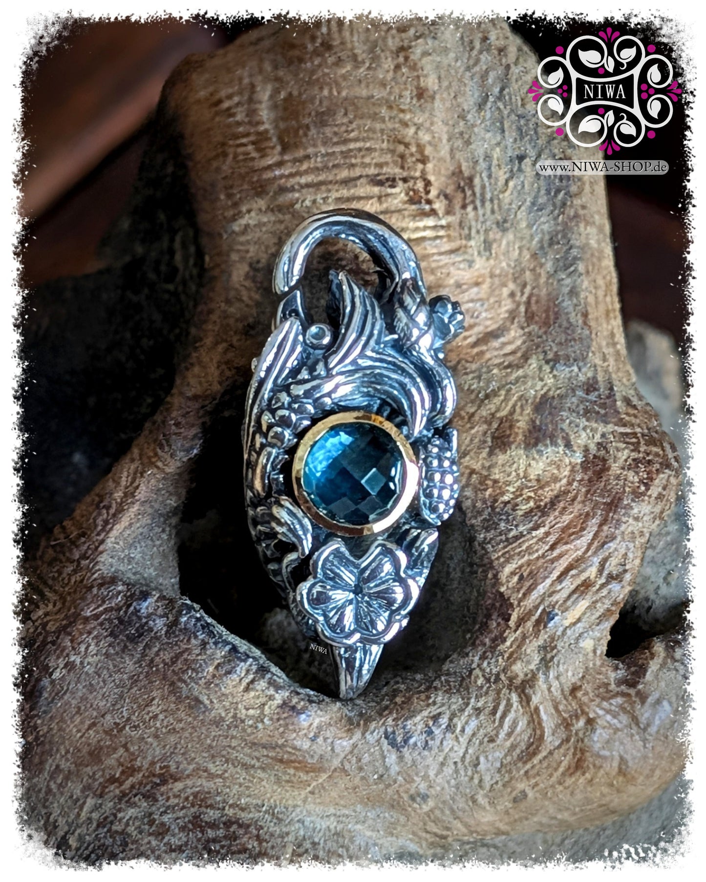 5FORCE KOI Lock Frontansicht, BLUE LONDON TOPAS facettiert in 18K GELBGOLD Echtgold Fassung, 925 STERLINGSILBER, detailreicher KOI mit Blütenmotiv