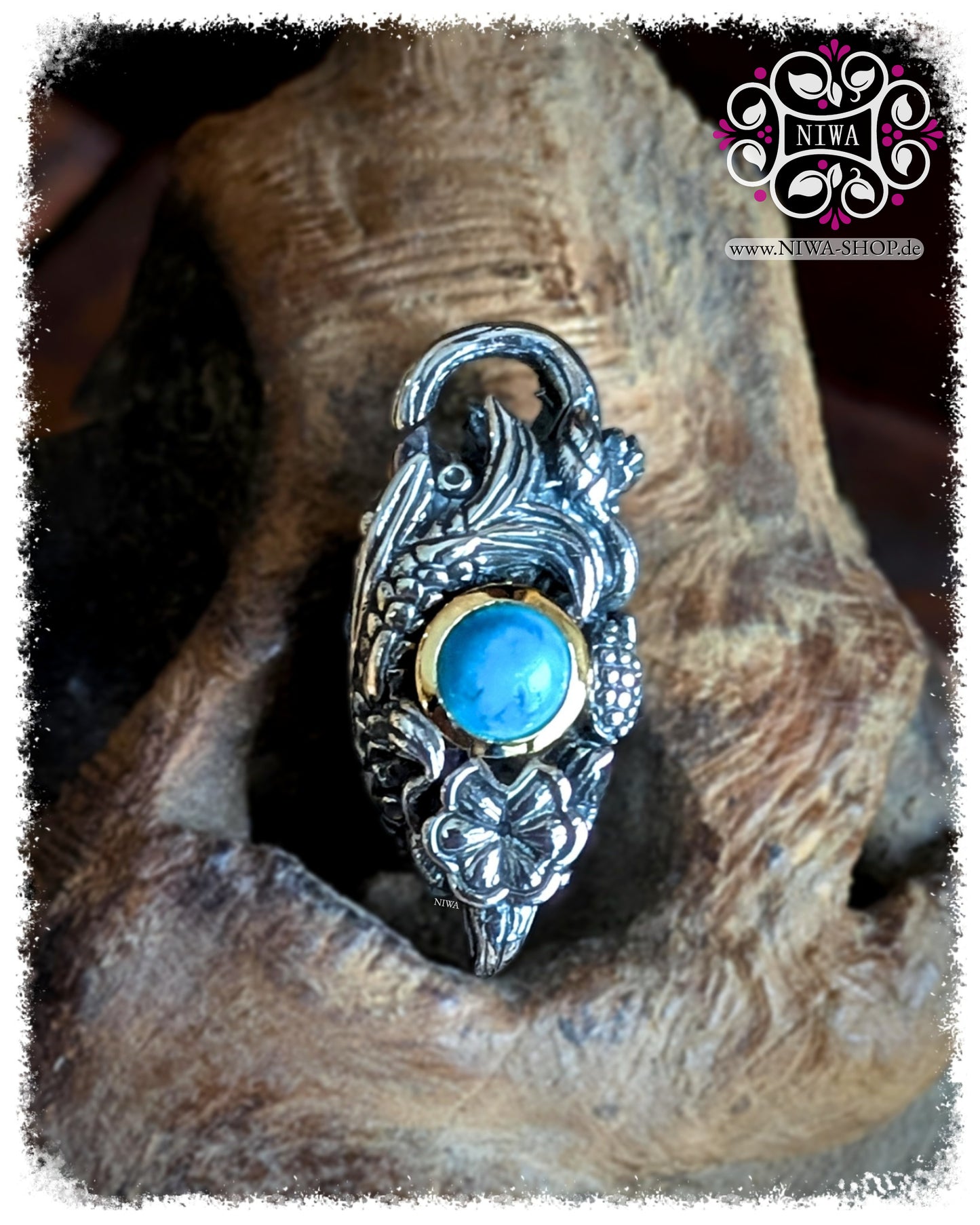 5FORCE KOI Lock Frontansicht, TÜRKIS CABOCHON in 18K GELBGOLD Echtgold Fassung, 925 STERLINGSILBER, detailreicher KOI und Blütenmotiv, NIWA Hintergrund