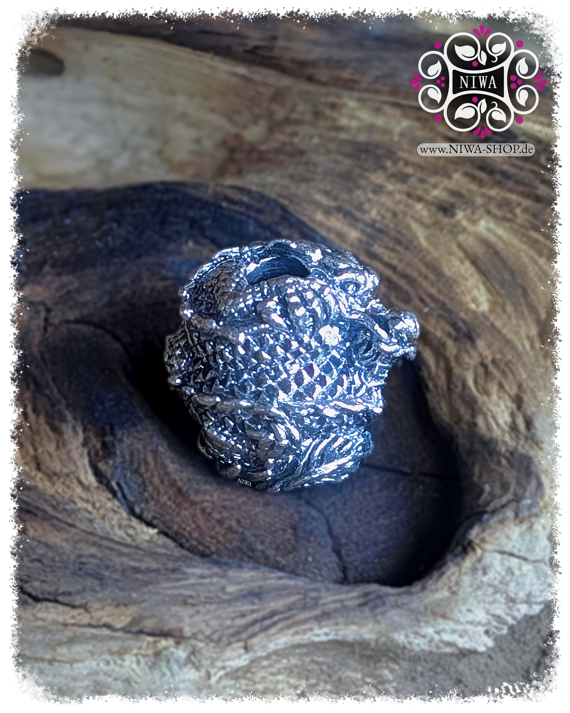 MANGKON DRAGON Charm zweite Seitenansicht, 925 SterlingSilber, HIMMAPAN Serie, ASIA Kollektion, MAMA MALA, plastische Ornamentik