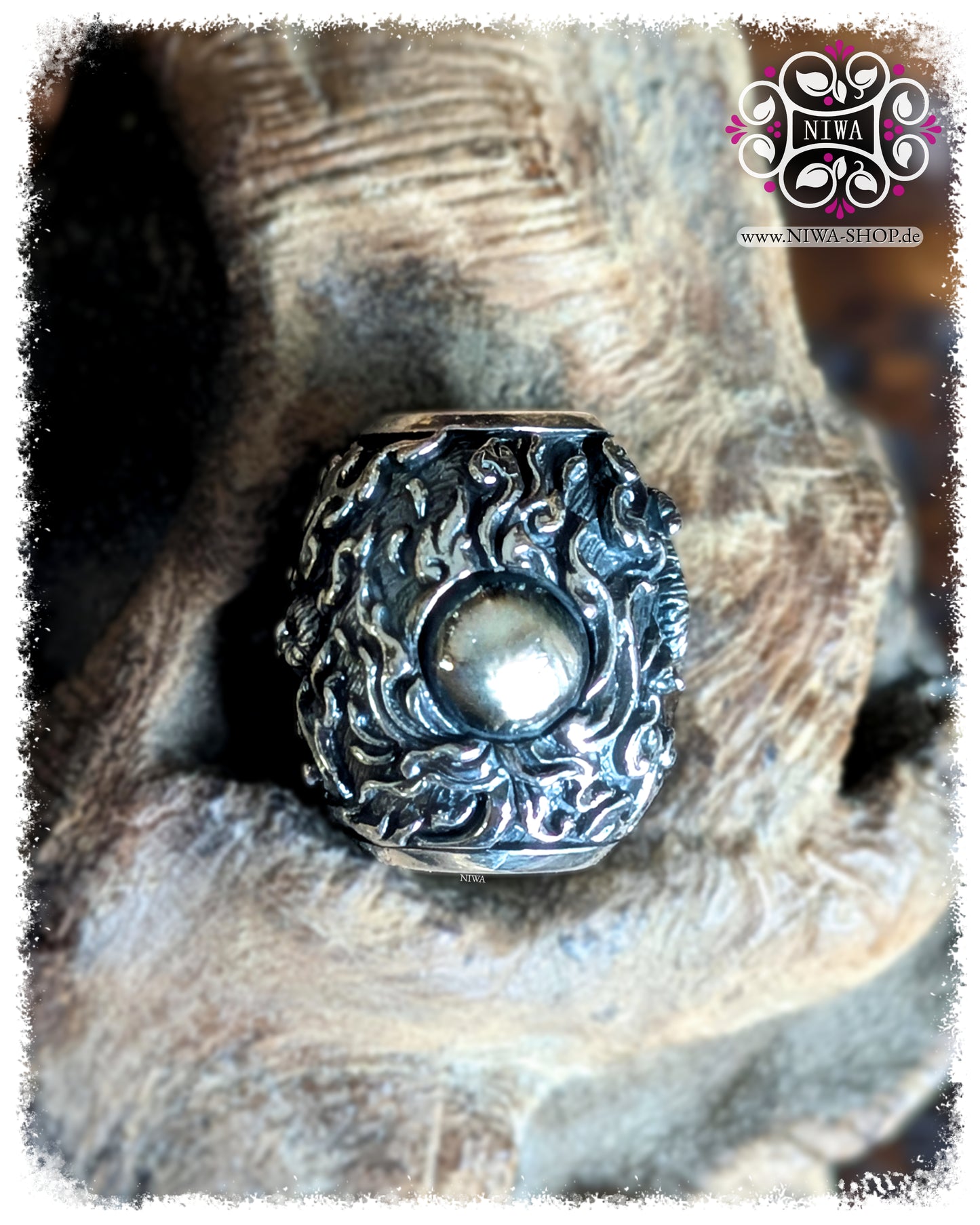 CHANG ERAWAN BarrelCharm, 925 STERLINGSILBER, CABOCHON SPHÄRE Detail in 925 STERLINGSILBER ohne Edelstein, HIMMAPAN Serie, ASIA Kollektion, MAMA MALA by NIWA, Makroaufnahme auf TEAKWOOD Holzwurzel
