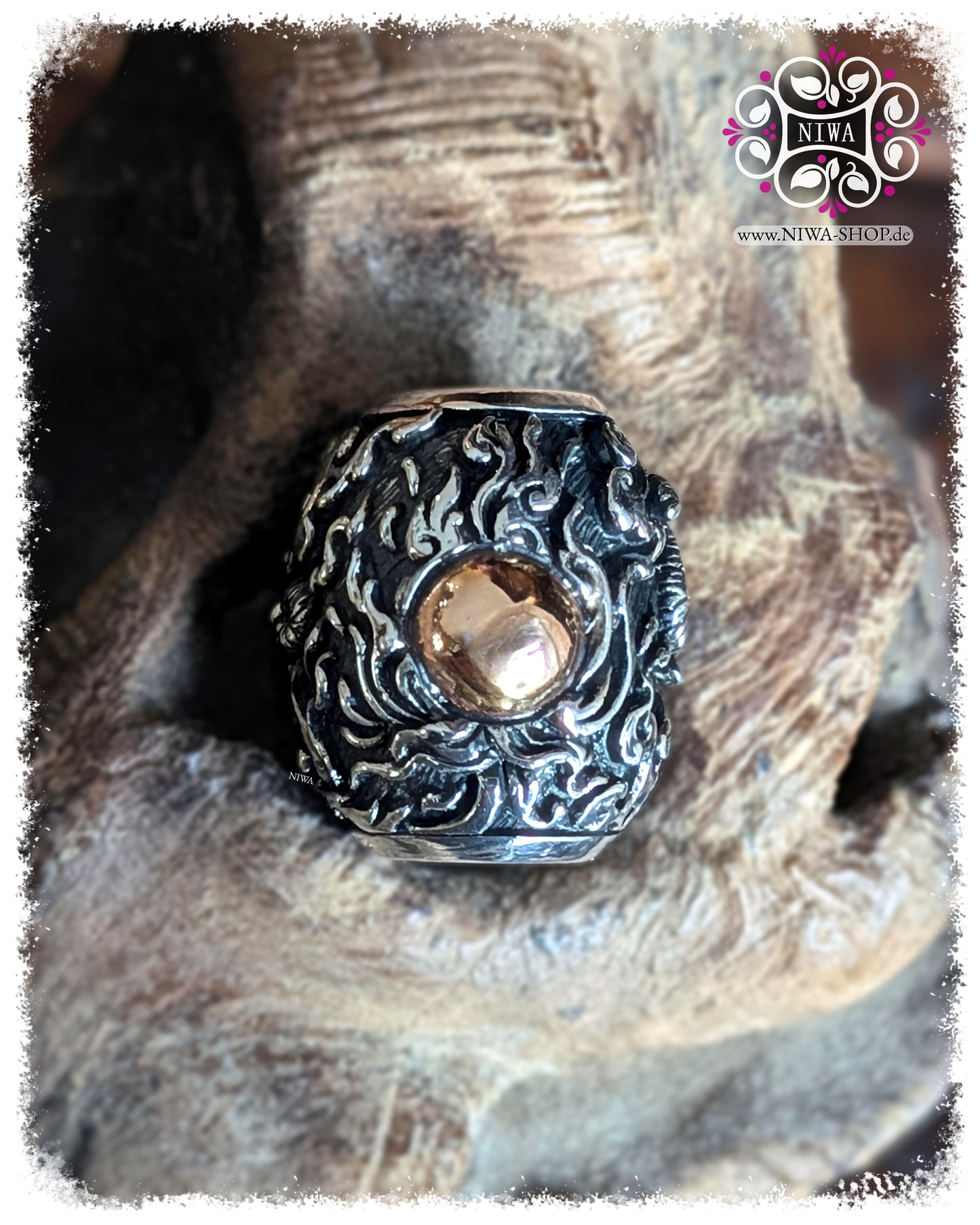 CHANG ERAWAN BarrelCharm, TwoTone 925 STERLINGSILBER mit CABOCHON SPHÄRE Detail in 18K ROSÉGOLD, ohne Edelstein, HIMMAPAN Serie, ASIA Kollektion, MAMA MALA by NIWA, Makroaufnahme auf TEAKWOOD Holzwurzel