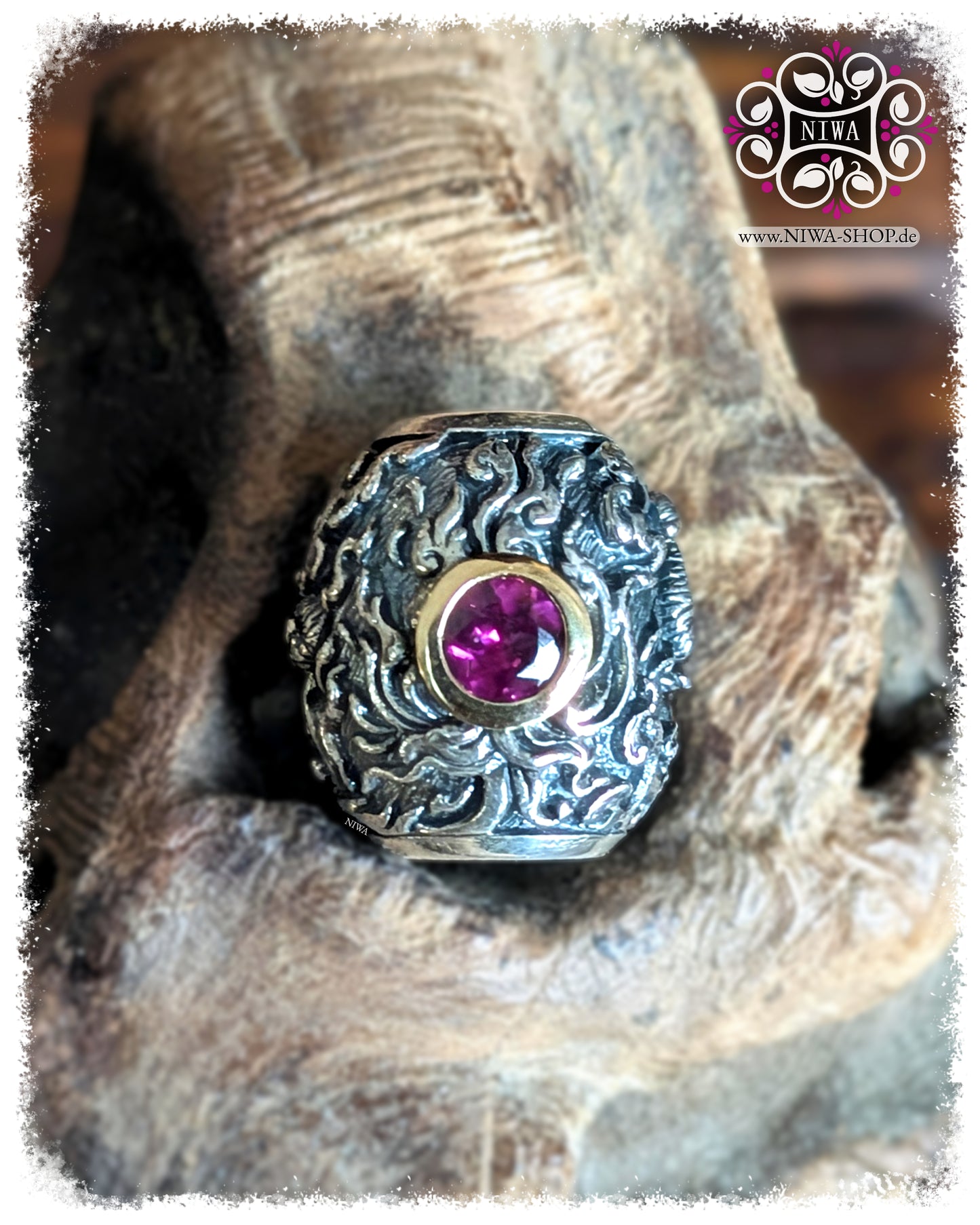 CHANG ERAWAN BarrelCharm, TwoTone 925 SterlingSilber und 18K GelbGold, rosa Granat in 18K GelbGold Fassung, HIMMAPAN Serie, ASIA Kollektion, MAMA MALA by NIWA, Makroaufnahme auf TEAKWOOD Holzwurzel