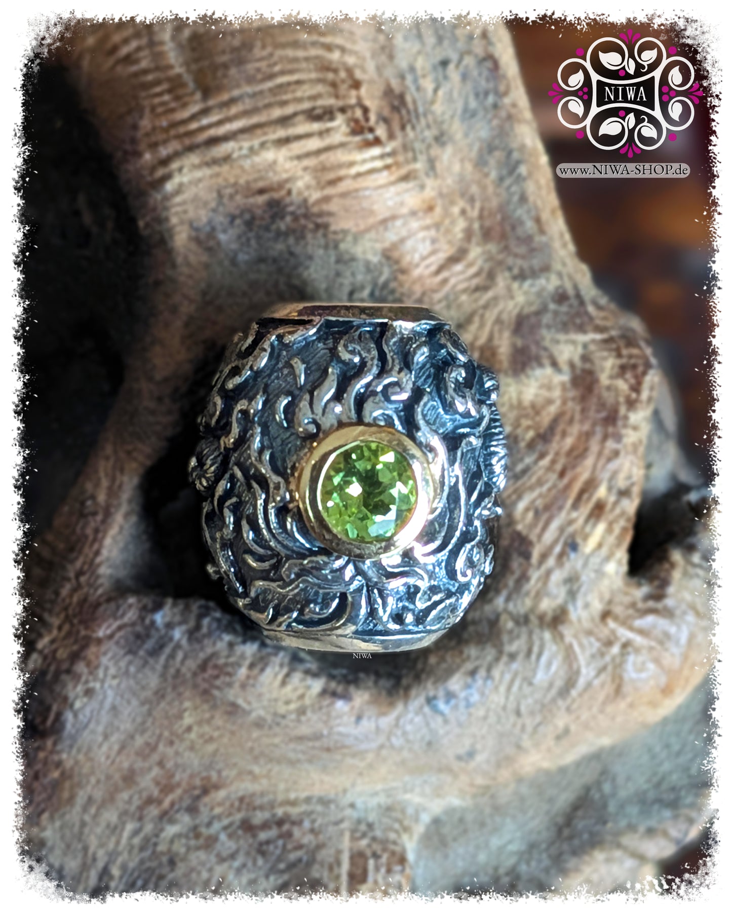 CHANG ERAWAN BarrelCharm, TwoTone 925 SterlingSilber und 18K GelbGold, grüner Peridot in 18K GelbGold Fassung, HIMMAPAN Serie, ASIA Kollektion, MAMA MALA by NIWA, Makroaufnahme auf TEAKWOOD Holzwurzel
