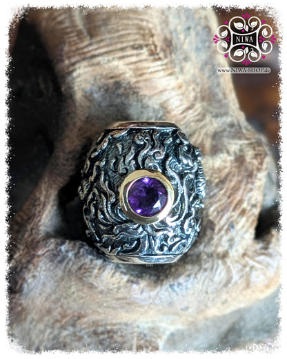 CHANG ERAWAN BarrelCharm, TwoTone 925 SterlingSilber und 18K GelbGold, violetter Amethyst in 18K GelbGold Fassung, HIMMAPAN Serie, ASIA Kollektion, MAMA MALA by NIWA, Makroaufnahme auf TEAKWOOD Holzwurzel