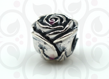 Laden Sie das Bild in den Galerie-Viewer, ENDLESS ROSE - Charm