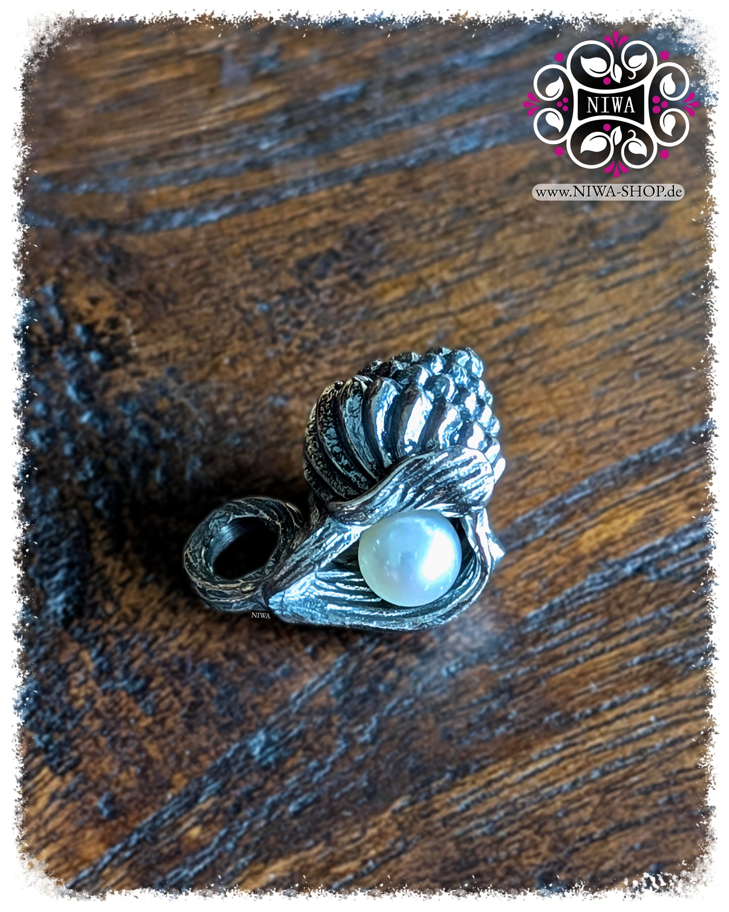 NIWABEADS SEASHELL NUTMEG DANGLE, nahaufnahme der lüsterweißen AGOYA PERLE in der Muschel, 925 STERLINGSILBER, zarter Glanz und runde Perlenoberfläche