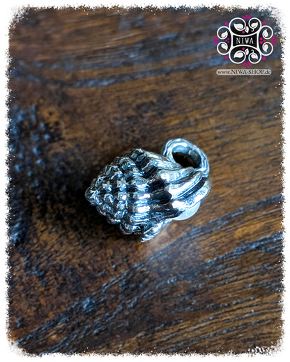 NIWABEADS SEASHELL NUTMEG DANGLE, Seitenansicht, Muschelstruktur und Öse gut sichtbar, 925 STERLINGSILBER, lüsterweiße AGOYA PERLE teilweise seitlich eingefasst