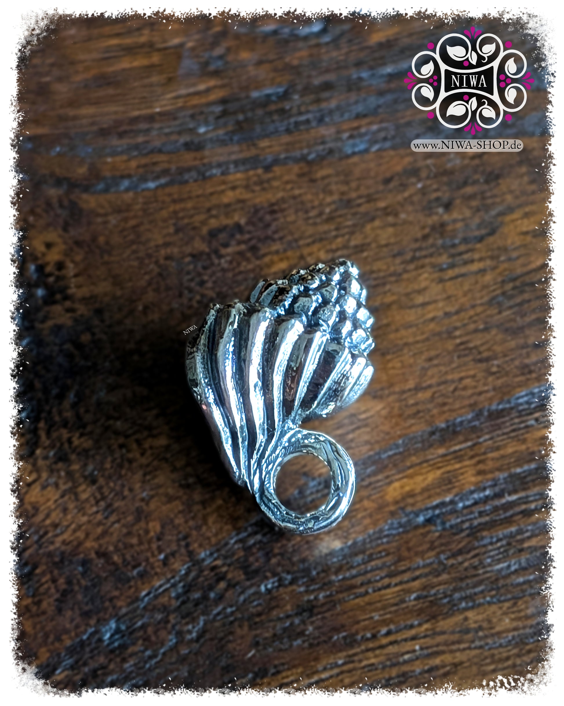 NIWABEADS SEASHELL NUTMEG DANGLE, Draufsicht auf die reliefreiche Muscheloberfläche, 925 STERLINGSILBER, Perle dezent darunter sitzend, Fokus auf Textur und Handarbeit