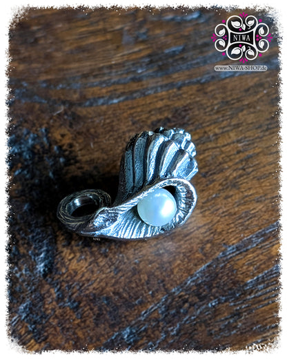 NIWABEADS SEASHELL CONCH DANGLE Nahaufnahme, AGOYA PERLE in Lüsterweiß unter geschwungener Muschelkante eingefasst, 925 STERLINGSILBER mit strukturierter Oberfläche