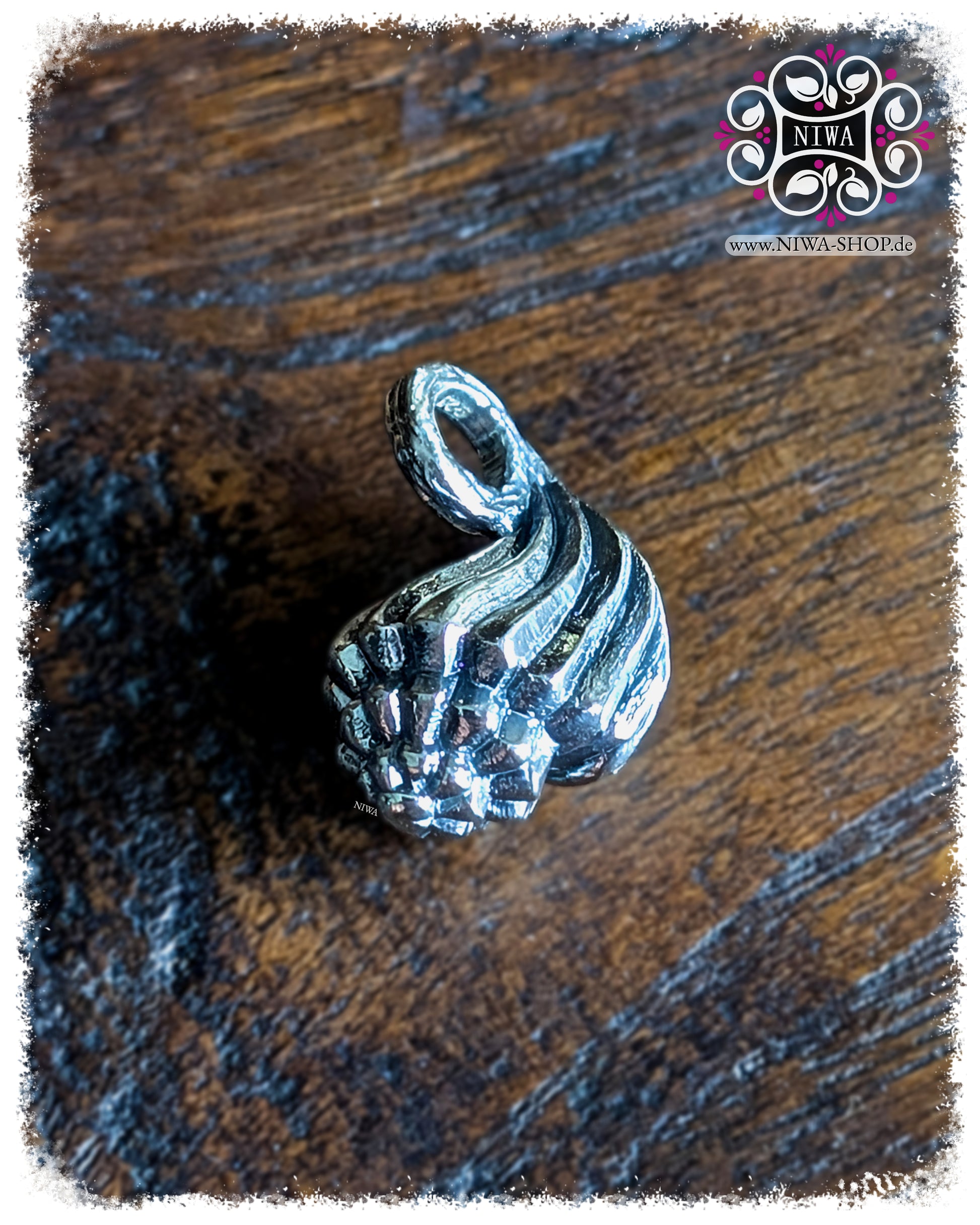 NIWABEADS SEASHELL CONCH DANGLE Seitenansicht, reliefreiche Muschelstruktur mit markanter Spiralform und sichtbarer Öse, 925 STERLINGSILBER