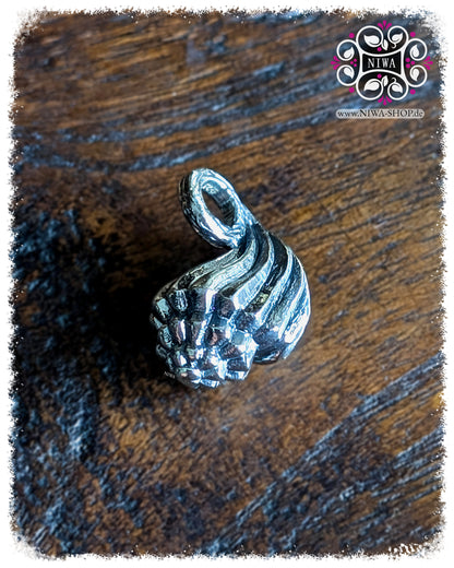 NIWABEADS SEASHELL CONCH DANGLE Seitenansicht, reliefreiche Muschelstruktur mit markanter Spiralform und sichtbarer Öse, 925 STERLINGSILBER