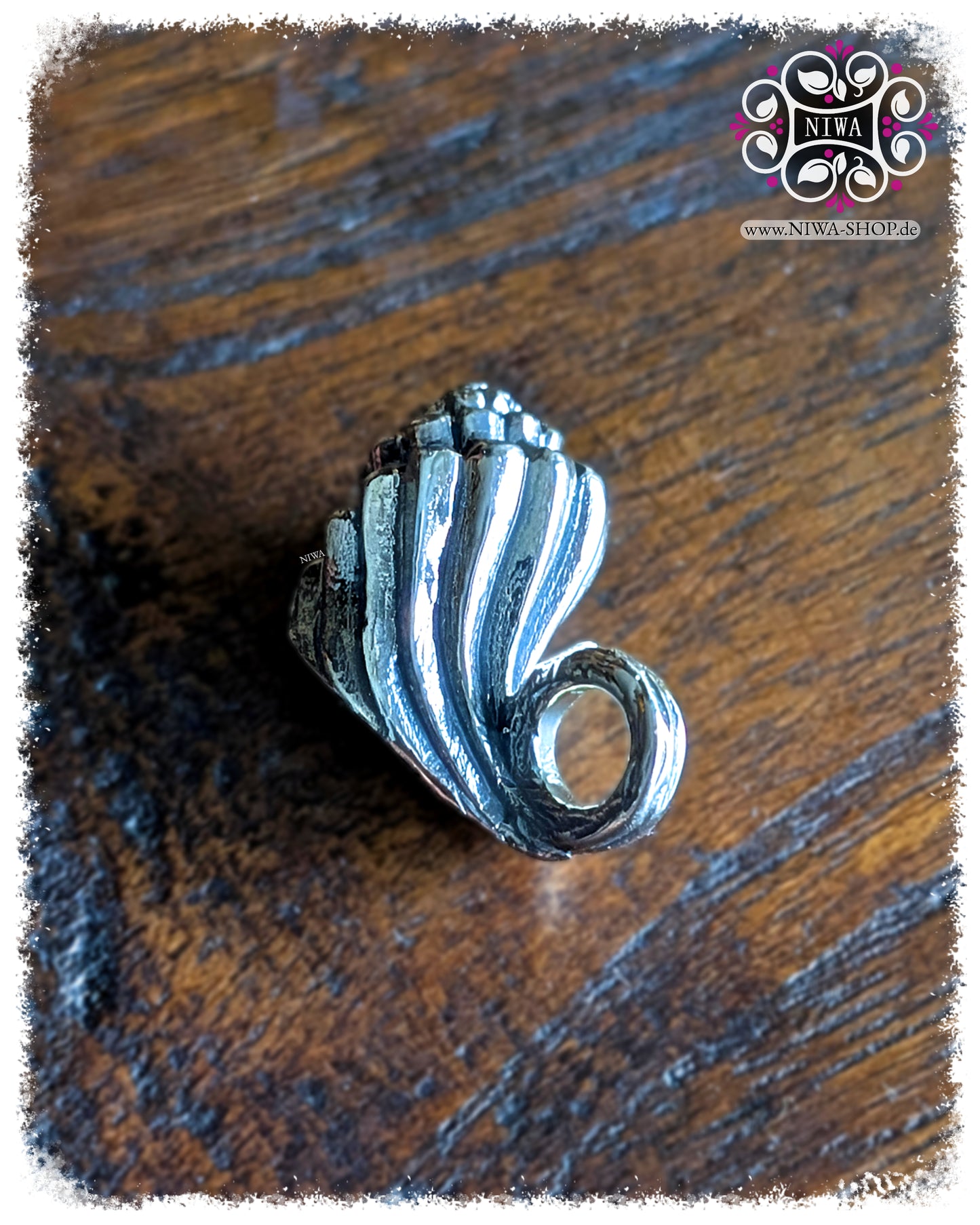 NIWABEADS SEASHELL CONCH DANGLE Draufsicht, detailierte Muschelspitze mit facettierter Struktur, 925 STERLINGSILBER, Fokus auf Handarbeit und Form