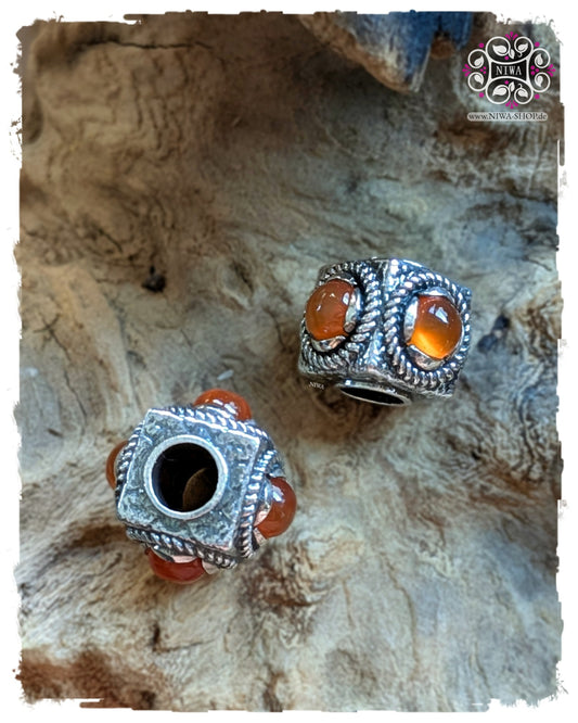 MINI INSQUARE Charm aus 925 Silber von NIWABeads | Handgefertigter quadratischer Würfel-Bead mit vier Cabochon-Edelsteinen (Carneol, Amethyst, Granat, Topas)