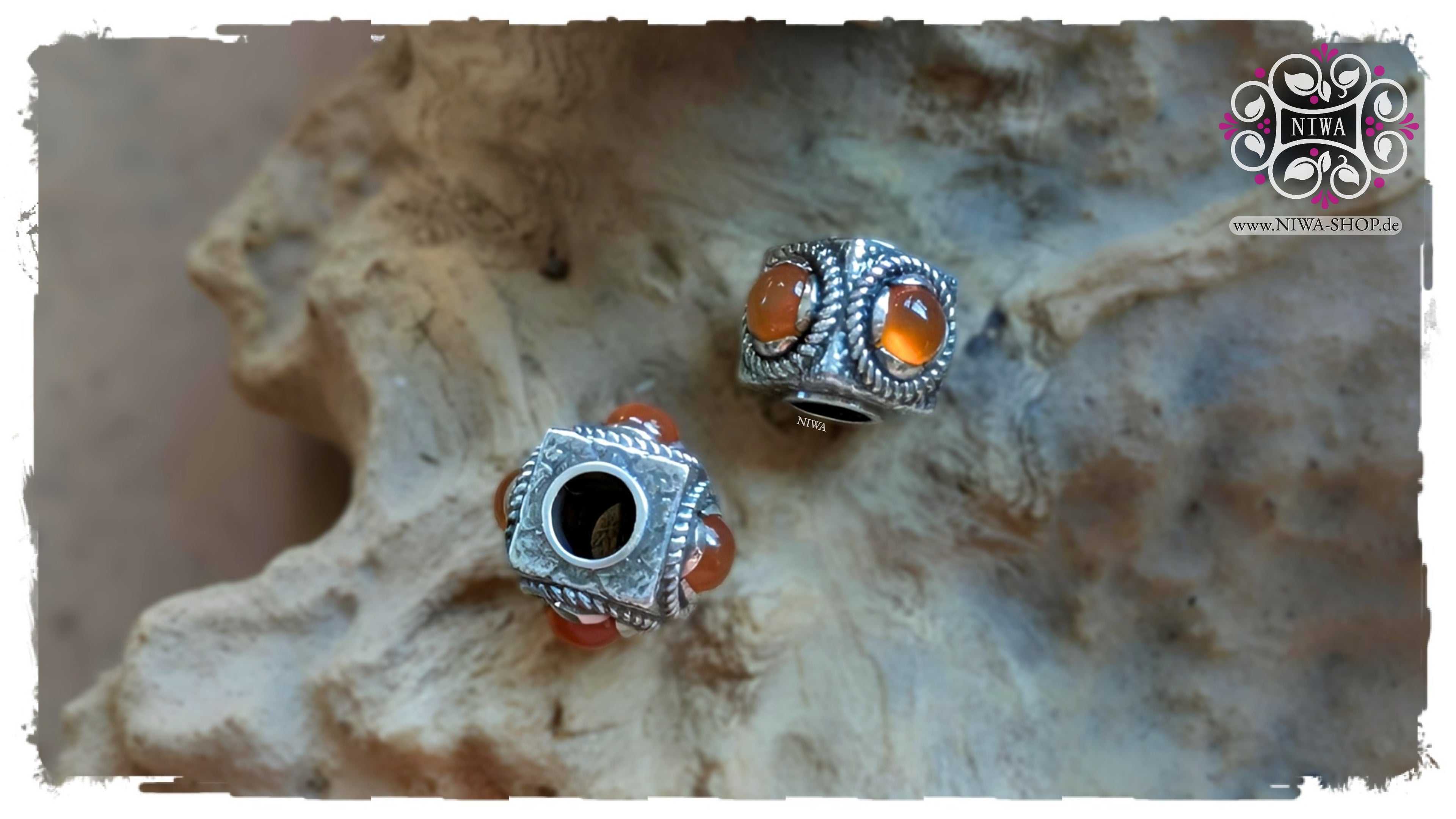 MINI INSQUARE Charm aus 925 Silber von NIWABeads | Handgefertigter quadratischer Würfel-Bead mit vier Cabochon-Edelsteinen (Carneol)