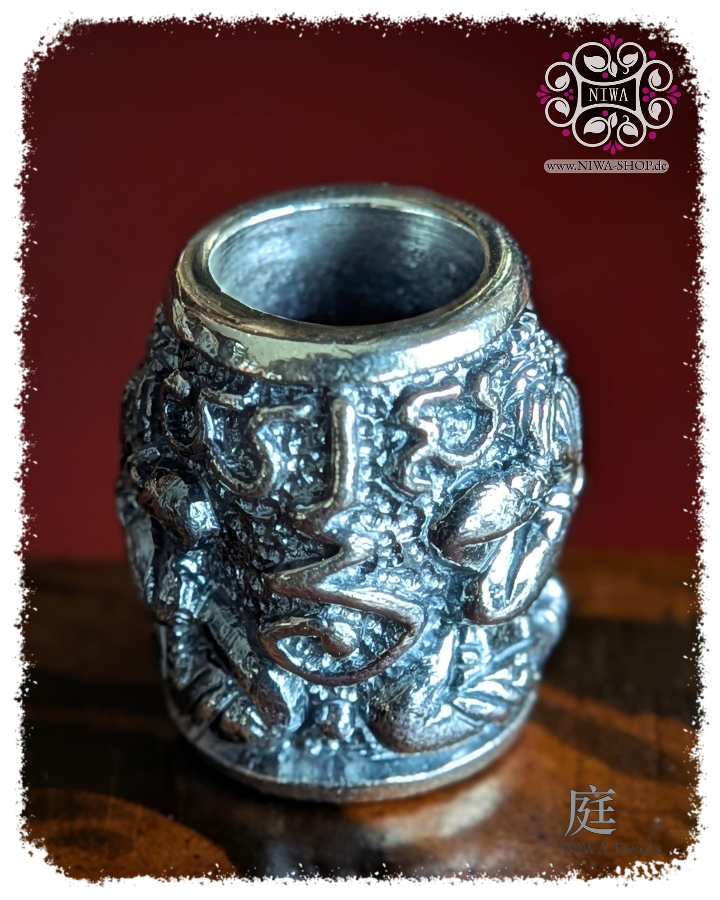 Rückansicht des PHRA PIDTA Charm the BLIND BUDDHIST aus massivem 925 SterlingSilber, detailreiches Rundum-Relief mit thailändischen Symbolen und oxidierter Oberfläche.