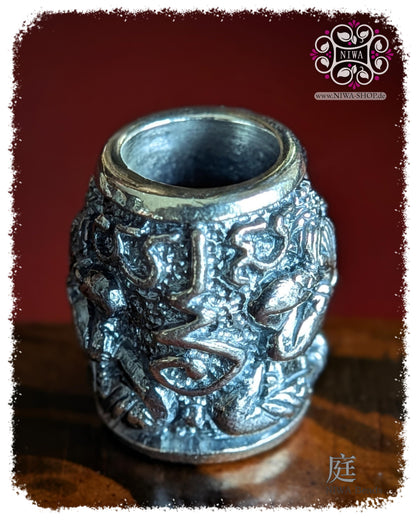 Rückansicht des PHRA PIDTA Charm the BLIND BUDDHIST aus massivem 925 SterlingSilber, detailreiches Rundum-Relief mit thailändischen Symbolen und oxidierter Oberfläche.